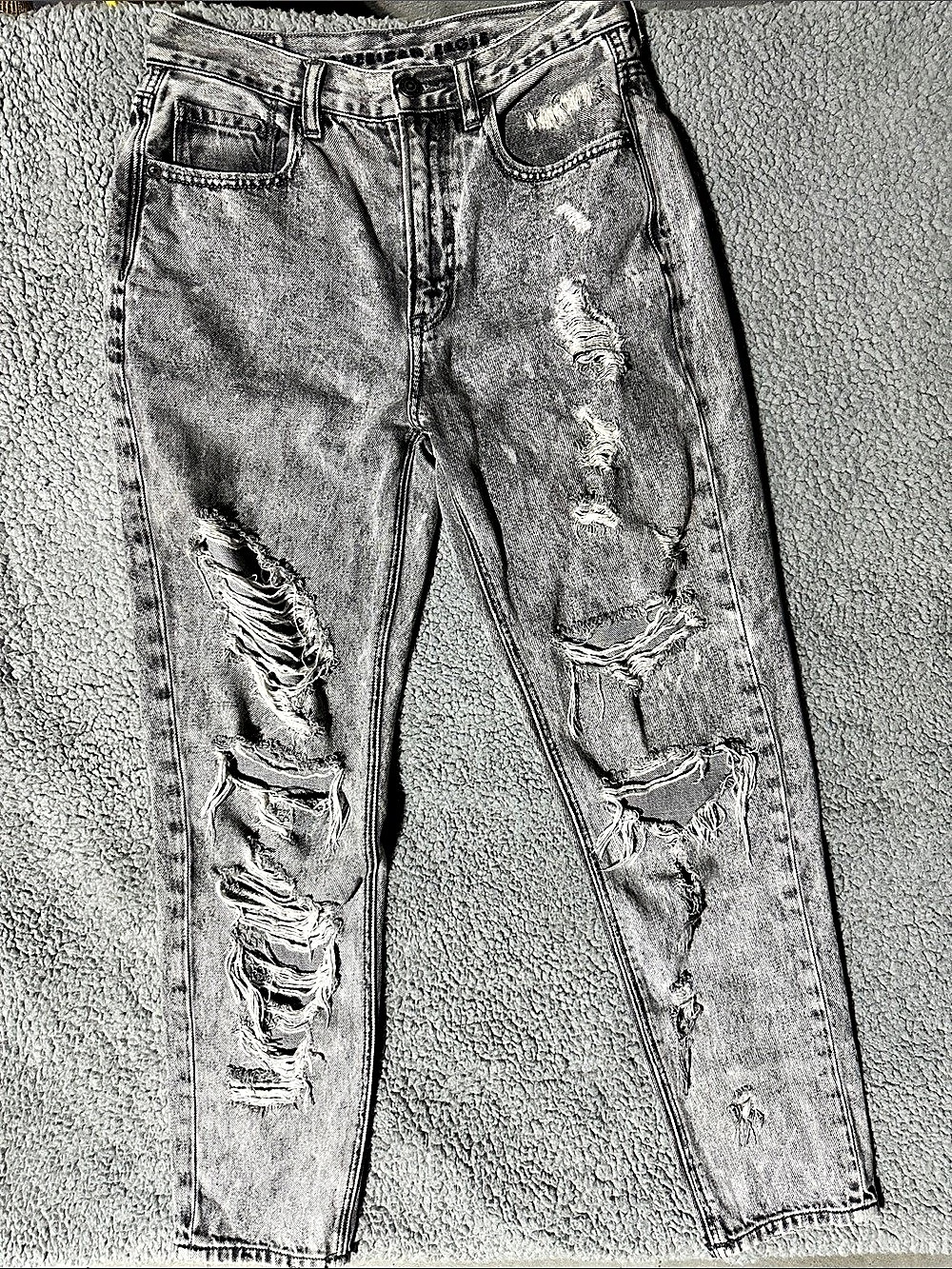 American Eagle Mom Jeans Women's 2 Gray
Acid Wash Distressed Ripped High Rise